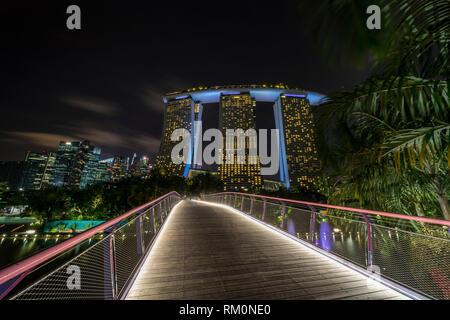 Marina Bay Sands mit Blick auf die üppigen tropischen Gärten durch die Bucht in Singapur. Stockfoto