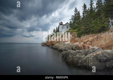 Der Bass Harbor Head Lighthouse sitzt auf einem Felsvorsprung, von dem aus seinem leuchtfeuer Schiffe seit Generationen in Maine in den USA gewarnt hat. Stockfoto