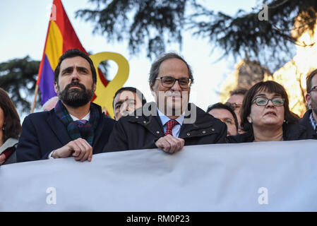 Katalanisch Regional President Quim Torra (Mitte) und der Präsident des katalanischen Parlaments Roger Torrent (links) werden gesehen, halten ein Banner während des Protestes. Protest in Unterstützung der katalanischen Unabhängigkeit Führer während der Prozess gegen 12 Katalanische separatistischen Führern", die heute in Madrid mit Gebühren, einschließlich Rebellion über eine fehlgeschlagene Secession Angebot am vergangenen Oktober 2017 beginnt. Neun der Führer im Gefängnis auf ihren Prozess warten. Stockfoto