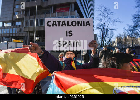 Eine Demonstrantin hält ein Plakat gesehen, dass Katalonien Spanien während des Protestes. Protest in Unterstützung der katalanischen Unabhängigkeit Führer während der Prozess gegen 12 Katalanische separatistischen Führern", die heute in Madrid mit Gebühren, einschließlich Rebellion über eine fehlgeschlagene Secession Angebot am vergangenen Oktober 2017 beginnt. Neun der Führer im Gefängnis auf ihren Prozess warten. Stockfoto