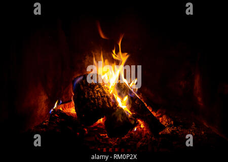 Nahaufnahme von brennen Brennholz Kamin Stockfoto