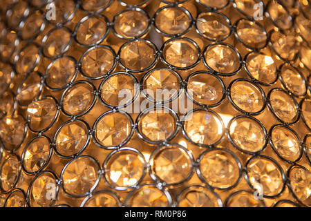 Makro Blick auf brillante transparent irisierend Strasssteine hängen auf der Kronleuchter und durch Licht beleuchtet. Hintergrund Stockfoto