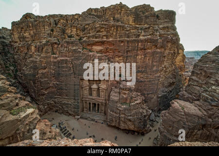 Den Blick über die Fassade von Al Kazneh in Petra in Jordanien. Stockfoto