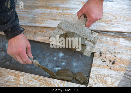 Keramische Fliesen und Werkzeuge für Fliesenleger. Bodenfliesen aus