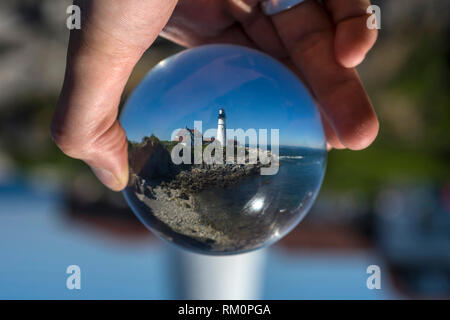 Ein Leuchtturm in Maine durch eine Glaskugel gesehen. Stockfoto