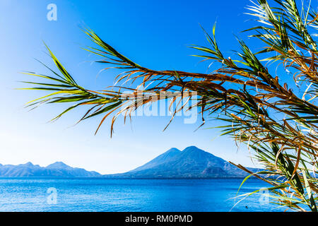 Atitlán und Toliman Vulkane auf Atitlan See im guatemaltekischen Hochland Stockfoto