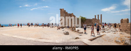 Akropolis von Lindos, Griechenland. 05/29/2018. Touristen Sightseeing Reste eines Dorischen Tempel der Athena Lindia, aus der Zeit um 300 v. Chr.. Stockfoto