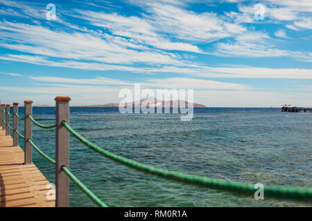 Blick auf die Insel Tiran vom Hotel Pier in Sharm El-Sheikh Stockfoto