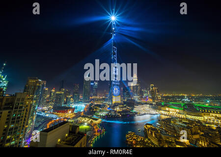 Das Neue Jahr Feiern in Dubai als höchstes Gebäude der Welt Kaskaden Licht über die Stadt. Stockfoto