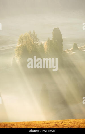 Misty Querformat in Seiser Alm oder Seiser Alm im schönen Sonnenaufgang, Dolomiten, Italien Stockfoto