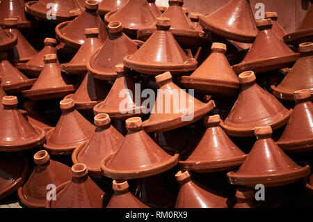 Handgefertigte terracotta Keramik Tajine für das Kochen zum Verkauf im Fez souq erstellt. Stockfoto