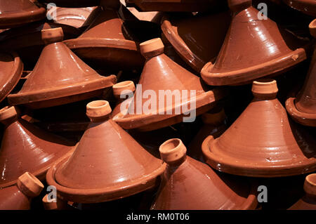 Handgefertigte terracotta Keramik Tajine für das Kochen zum Verkauf im Fez souq erstellt. Stockfoto