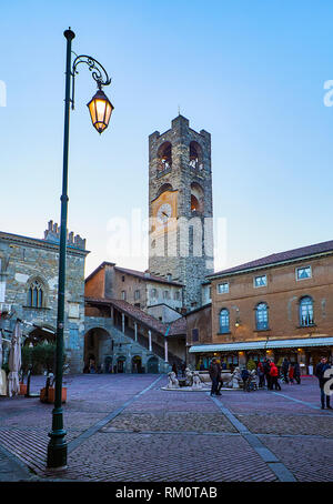 Bergamo, Italien - 3. Januar 2019. Der Stadtturm, genannt Campanone, und der Palazzo del Podesta Palast an der Piazza Vecchia square bei Einbruch der Dunkelheit. Cit Stockfoto