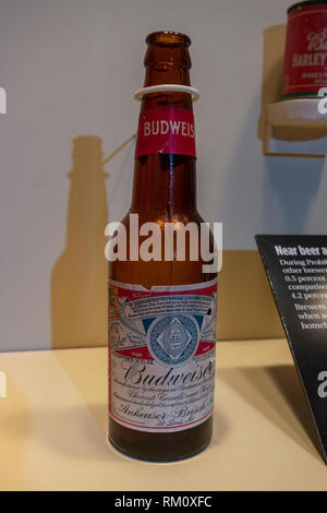 Eine Flasche Budweiser" in der Nähe von Bier" mit nicht mehr als 0,5 % vol Alkohol, die Mob-Museum, Las Vegas, Nevada, USA. Stockfoto