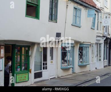 Geschäfte aus dem 14. Jahrhundert in der Nähe der Shambles Markt in York, England gefunden werden. Stockfoto