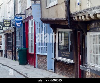 Geschäfte aus dem 14. Jahrhundert in der Nähe der Shambles Markt in York, England gefunden werden. Stockfoto