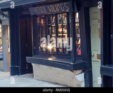 Geschäfte aus dem 14. Jahrhundert in der Nähe der Shambles Markt in York, England gefunden werden. Stockfoto