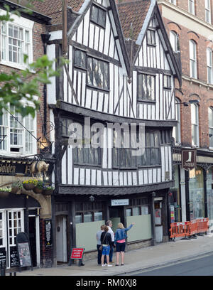 Das goldene Vlies Pub und das Haus vor der Dame Pecketts Yard gute Beispiele mittelalterlicher Architektur. Stockfoto