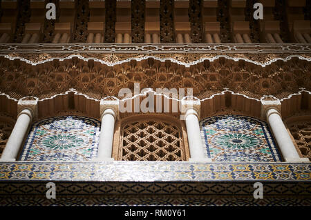 Mosaiken auf dem Royal Palace Tor der Kings Palace, einem UNESCO-Weltkulturerbe. Dar el-Makhzen, Rue des Alaouiten in Fes Djedid, Marokko, Afrika Stockfoto