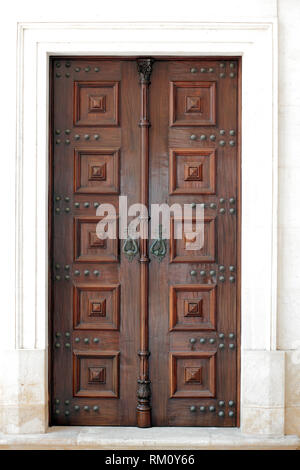 Eine der vielen schönen Türen von der alten Kirche von Fatima in Portugal Stockfoto