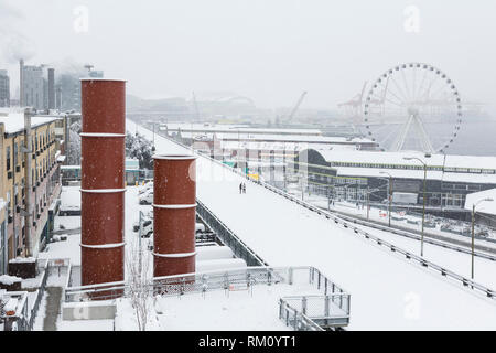 Seattle, Washington: ein einsames Paar Spaziergänge entlang der geschlossenen alaskischen Weise Viaduct als starker Wintersturm decken die Stadt in sechs Zentimeter Schnee. Die hi Stockfoto