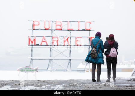 Seattle, Washington: Besucher halt ein Foto von Pikes Place Market als starker Wintersturm decken Seattle in sechs Zoll Schnee zu nehmen. Stockfoto