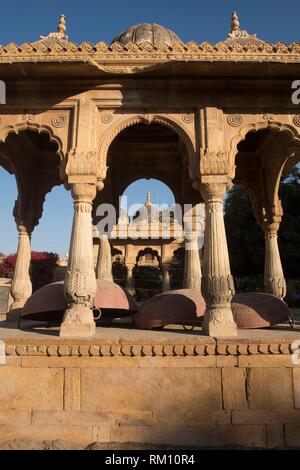 Riesen Woks im Badal Schlosshof, Jaisalmer, Rajasthan, Indien.