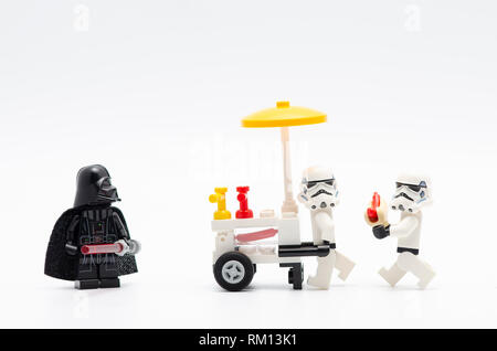 Darth Vader und Storm troopers mit Garküche. Lego Minifiguren sind von der Lego hergestellt. Stockfoto