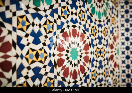 Mosaiken auf dem Royal Palace Tor der Kings Palace, einem UNESCO-Weltkulturerbe. Dar el-Makhzen, Rue des Alaouiten in Fes Djedid, Marokko, Afrika Stockfoto