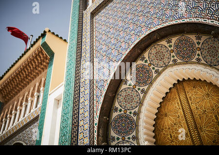 Mosaiken auf dem Royal Palace Tor der Kings Palace, einem UNESCO-Weltkulturerbe. Dar el-Makhzen, Rue des Alaouiten in Fes Djedid, Marokko, Afrika Stockfoto