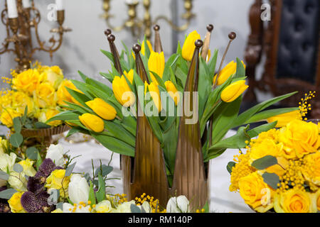Krone geformt Vase mit gelben Tulpen, Tisch für ein Event Party oder Hochzeit, luxuriöse elegante Tabelle einstellen Stockfoto