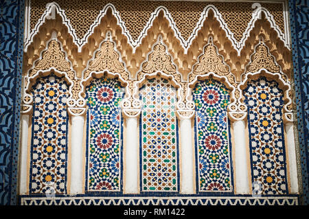 Mosaiken auf dem Royal Palace Tor der Kings Palace, einem UNESCO-Weltkulturerbe. Dar el-Makhzen, Rue des Alaouiten in Fes Djedid, Marokko, Afrika Stockfoto