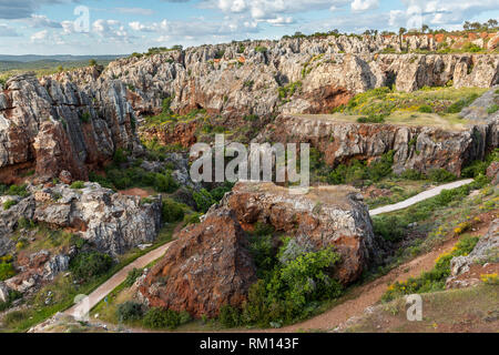 Blick auf die Berge und kleinen Holz- Pfad in der Natur in Cerro del Hierro, Seviile Stockfoto