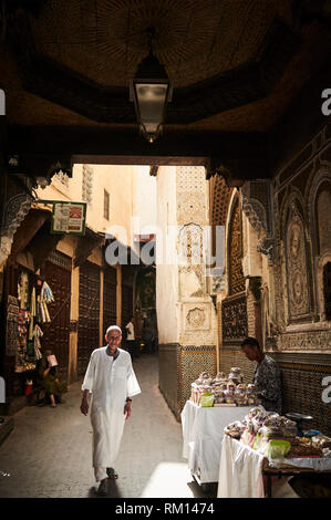 Ein älterer Mann führt Sie durch die romantischen Gassen der Medina Seele in Fes, Marokko. Stockfoto