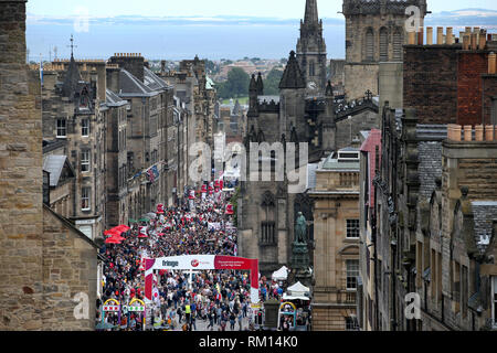 Embargo auf 0001 Mittwoch, 13. Februar, Foto vom 13/08/17 Es ist allgemeine Ansicht von Edinburghs Royal Mile, wie die schottische Hauptstadt und Aberdeen wurden als die besten Städte in Großbritannien für Europäische expats genannt, zu leben. Stockfoto