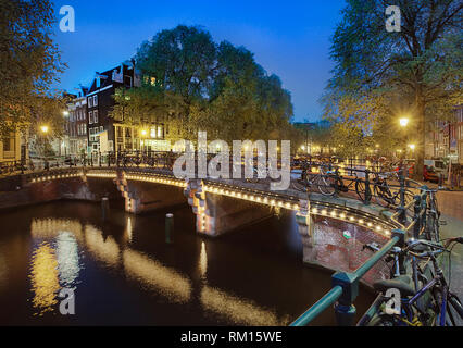 Fahrräder parken auf Brücke über Kanal Stockfoto