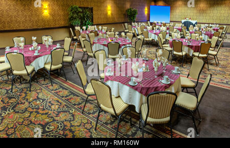 Tabellen in Leer und Veranstaltungsräume Zimmer Stockfoto