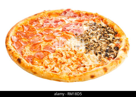 Köstliche italienische Pizza Vier Jahreszeiten mit würzigen Hähnchen, Pilzen und Käse. Stockfoto