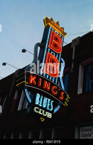 Memphis, Tennessee - 21. Juli 2009: Die beleuchtete Leuchtreklame des BB King's Blues Clubs in der Beale Street in Memphis, Tennessee. Stockfoto