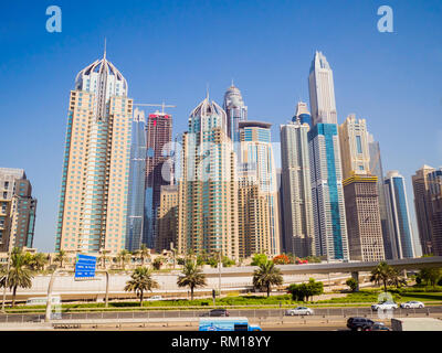 Dubai, VAE - 15. Mai 2018: Panorama der Hohen Wolkenkratzer der Skyline von Dubai. Stockfoto