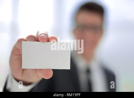 Bis zu schließen. Visitenkarte in den Händen eines Unternehmers. Stockfoto