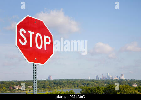 Stop-Schild mit Sicht auf die City Skyline Stockfoto