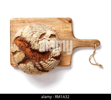 Frisch gebackenes Brot auf Holz Schneidebrett isoliert, Ansicht von oben. Stockfoto