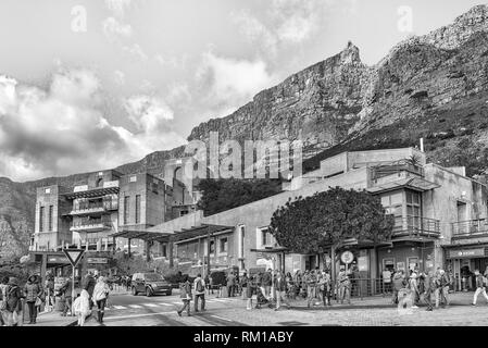 Kapstadt, Südafrika, 17. AUGUST 2018: Warteschlangen von Menschen, die an der unteren Seilbahnstation am Tafelberg in Kapstadt. Die obere Leitung Station und zwei Stockfoto