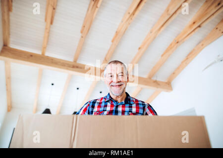 Eine niedrige Winkel Portrait von älteren Mann Ausstattung neues Haus, ein neues Zuhause. Stockfoto