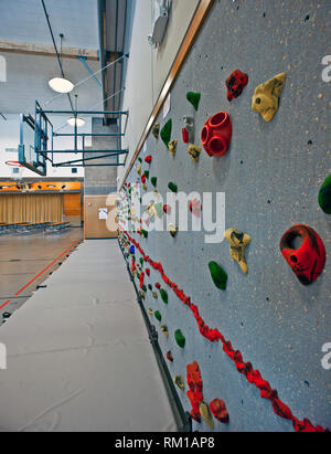 Kletterwand in einer Turnhalle Stockfoto