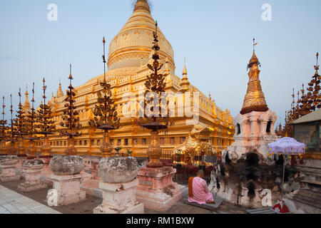 Shwezigon Pagode, Nyaung-U-Dorf, Dorf, Mandalay, Bagan, Myanmar, Asien Stockfoto