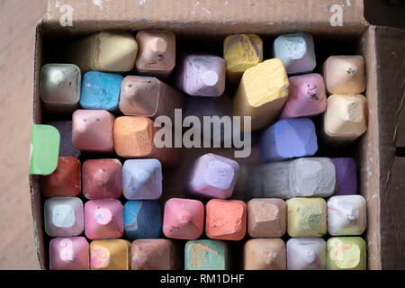 Box von bunten sidewalk Chalk Stockfoto