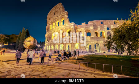 Römischen Kolosseum und Touristen in der Nacht in Rom, Italien, Leute verschwommen Stockfoto