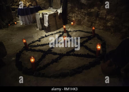 Satanische Pentagramm mit brennenden Kerzen, dunkle Magie Ritual detail, Okkultismus Stockfoto